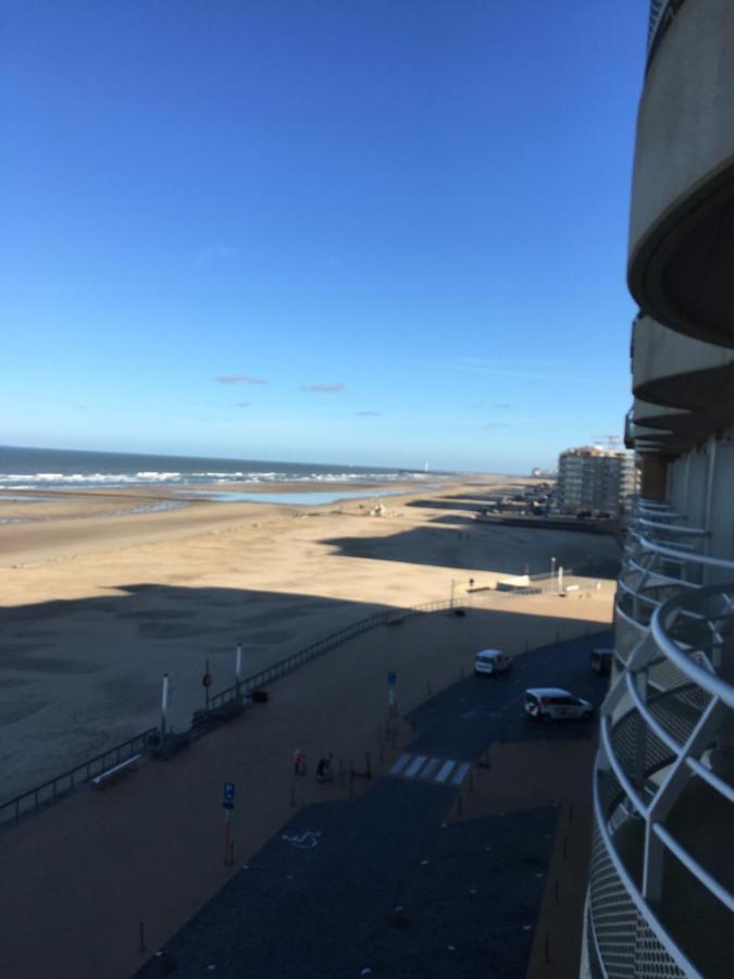 Studio 4 pers met Frontaal Zeezicht&privé zwembad Oostende Extérieur photo